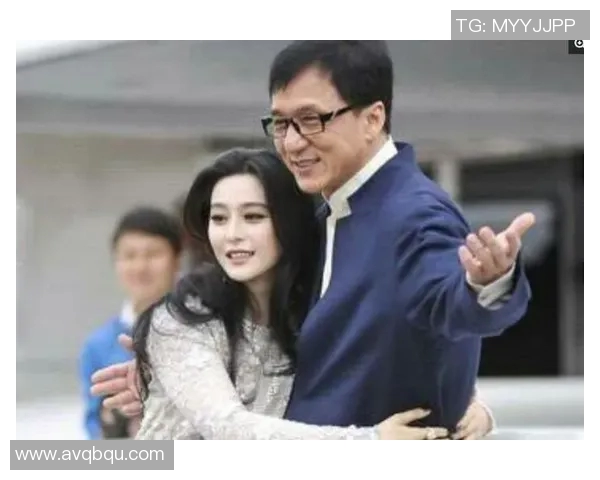 李晨与足球明星亲密合影展现运动精神与友谊的完美结合 李晨与足球明星亲密合影展现运动精神与友谊的完美结合