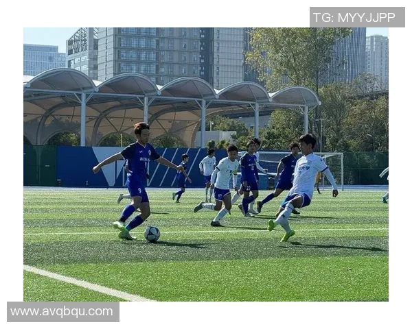 探索虐足球服的魅力与功能如何提升运动表现与舒适度